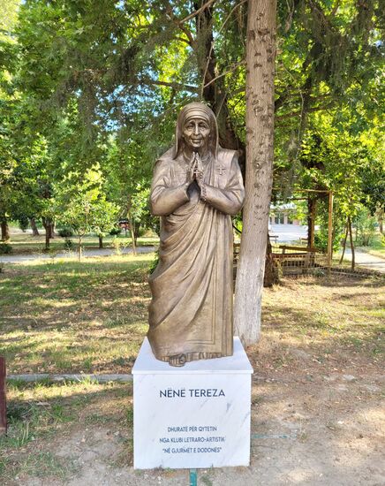 Als erstes begegnete uns Mutter Tereza am breiten Boulevard für Fußgänger.