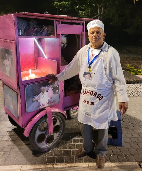 Meister "TaeKwonDo" fabriziert Zuckerwatte und Popkorn