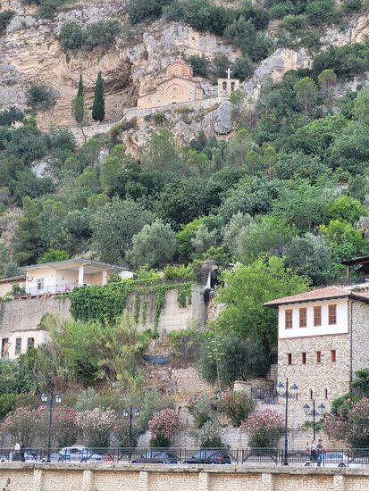 Am Berghang oben die byzantinische Kirche ist nur über eine steile Stiege zu erreichen. Der Zugang ist versperrt.
