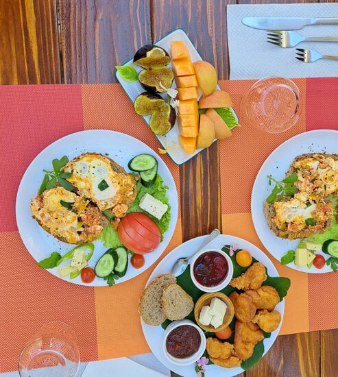 köstliches Frühstück im Garten und alles vom Garten im Elvish Garden Boutique B&amp;B