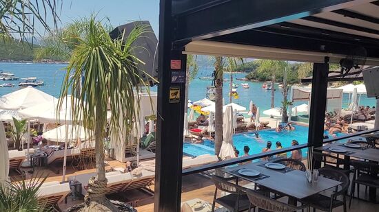 Hier ist das Highlight für viele - Beaches, Restaurants, Bars, angeordnet wie der Bug eines Schiffes, der ins Meer ragt. Ab dem späten Nachmittag gibts DJ-Musik und dann ist hier die Hölle los