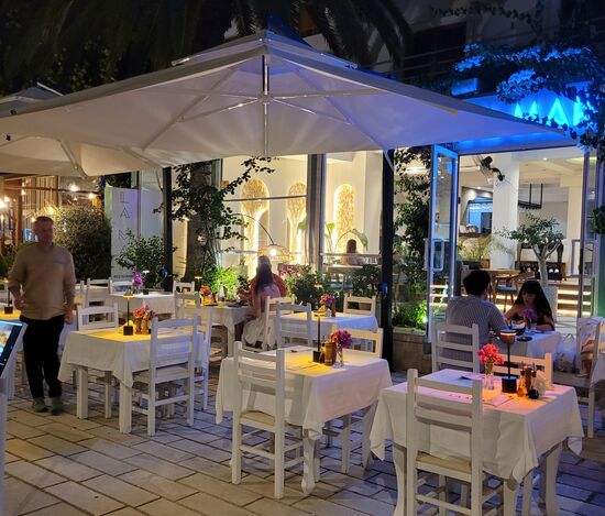 Mitten in Saranda haben wir köstlich und verhältnismäßig ruhig gespeist, denn am Abend ist die Promenade überfüllt. Viele, besonders die Damen, super toll gesteilt.