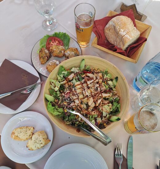 Einen "kleinen" Salat verdrückten wir noch im Restaurant Ambrosia bevor es aufs Schiff ging.