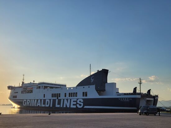 Die „Venezia“ ist 188 m lang und kann 179 Autos und insgesamt 962 Personen befördern. Wir hatten eine der 129 Kabinen gebucht und zwar eine innen für 2 Personen mit Bad. Die Autostellplätze auf Deck 5 waren nur wenig besetzt, ca. 25 PKWs und Camper und einige Motorräder. Auf Deck 4 und 3 standen alles Trucks.