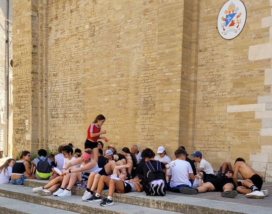Bei 36° nützten auch Kinder eine Rast im Schatten 