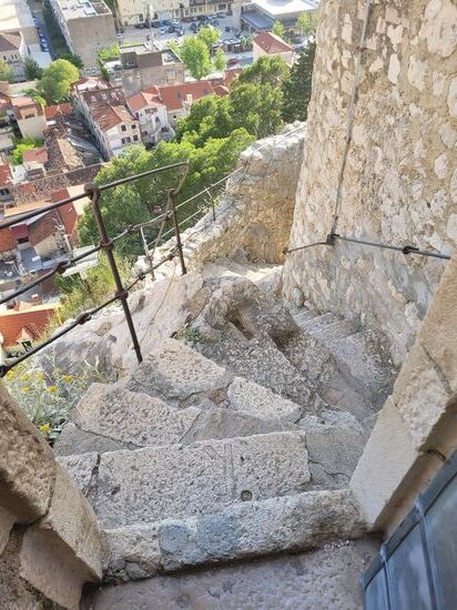 Aufstieg zur Festung Mirabella