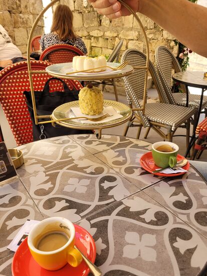 Das kleine Café in der oberen Altstadt ist eine Oase für Köstlichkeiten und der Ruhe.
