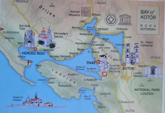 Die 4 Buchten von Kotor sind fast gänzlich von Montenegro eingeschlossen. Der 2 kilometerbreite Einlass liegt zwischen der montenegrinischen Halbinsel Lustica und der kroatischen Halbinsel Prevlaka. Die schmalste Stelle zu den 2 hinteren Buchten ist 330 m breit. Die Hochseeriesen fahren hier täglich durch diese fantastische Landschaft bis in den hintersten Winkel nach Kotor.
