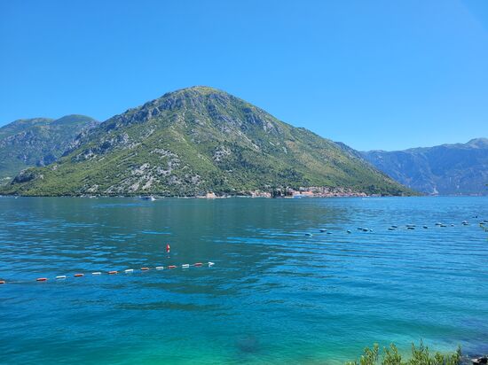 Blick zur anderen Buchtseite nach Perast