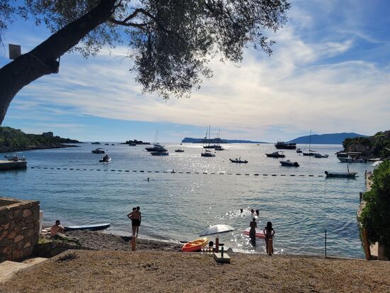 Blick von Zanjic bis zur kroatischen Halbinsel Prevlaka und davor die Insel Mamula (leider sieht man sie auf diesem Foto ganz schlecht). Dazwischen befindet sich die Einfahrt zur Kotor Bucht. Die historische Festung Mamula wurde 1853 unter österreichisch-ungarische Herrschaft erbaut. Sie diente unter den Weltkriegen als Gefängnis und ist heute ein exquisite 5*****Hotel mit eigenem Hubschrauberlandeplatz.