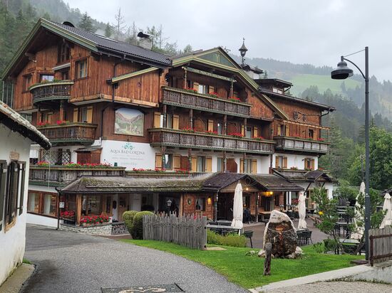 Einige schöne Hotels gibt es hier. Aber irgendwie wirkt der Ort etwas Verstaubt, trotz dass der Ort sehr bekannt fürs Skifahren und Wandern ist. Immerhin gibt es hier Weltcup-Damen-Skirennen.