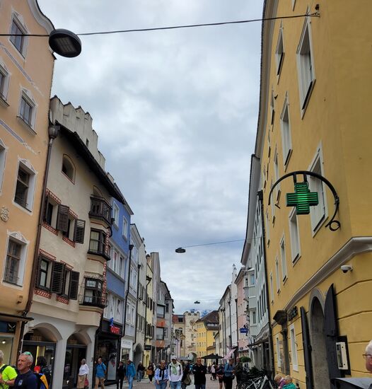Die Altstadt ist wunderschön mit den bunten, sehr schön restaurierten Häusern.