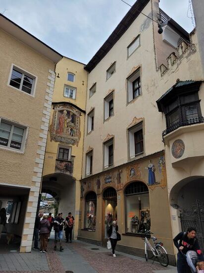 Die langen Häuserzeilen enden jeweils an einem Stadttor.