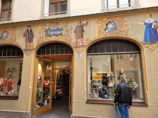 Die vielen Geschäfte luden uns zum Bummeln ein. Ganz fesche Herbst- und Wintermode lockten in den Schaufenstern zum Kaufen. Aber wir blieben hart, denn wir brauchen heuer im Winter nichts Neues, nur Sommergarderobe.