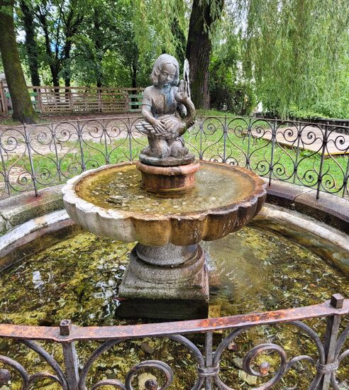 Der "Gänseliesl Brunnen" im Park unterhalb des Schlosses.