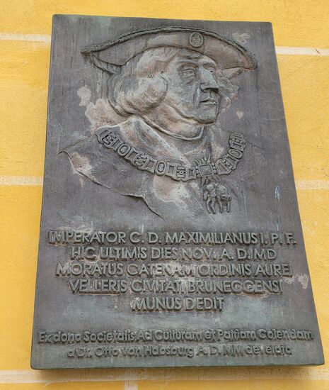 Eine Erinnerungstafel am Ursulinenkloster: Kaiser Maximilian I. vermachte anlässlich seines Besuches in Bruneck eine wertvolle Krone und ein wertvolles Gehänge der Kirche, dem heutigen Kloster.