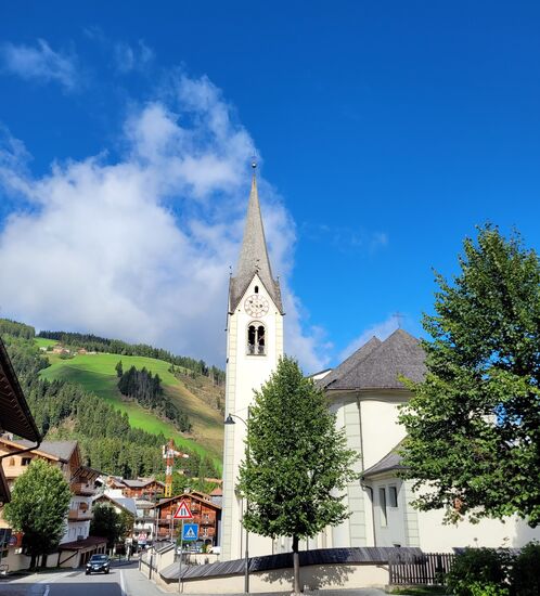 S. Vigilio de Marebbe - 10.15 h
Im Hintergrund die steile RTL-Piste.