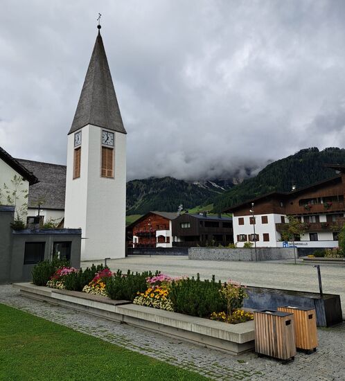 Die neue, moderne Kirche zum Hl. Herzen Jesu in Corvara wurde 1959 eingeweiht.