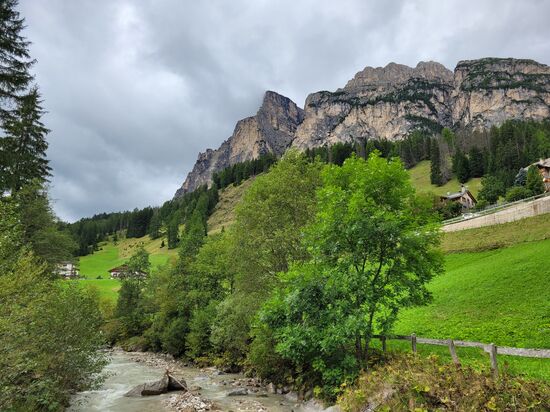 Wir wanderten von Corvara talauswärts den Radweg entlang bis Stern. Dort stiegen wir wieder in den Bus zurück nach S. Vigilio - mit kleinem Umweg, denn wir haben nicht in Zwischenwasser den Bus gewechselt, sondern erst eine Station später. Das war aber nicht gewollt!!!