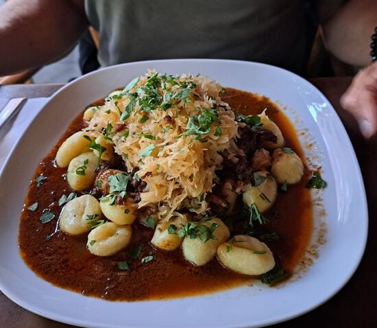 Wir waren im Restaurant "Reinau" - beschrieben als geselliges Restaurant mit gemütlichem Ambiente" - zum Essen. Die Bewertung und Rezesionen im Google waren gut und wir wurden nicht enttäuscht. Bei einem etwas ungewöhnlichem Gulasch, denn serviert mit Sauerkraut und Gnocchis (es schmeckte aber ausgezeichnet), konnten wir im Freien sitzen und die Gespräche einiger richtigen Kölner belauschen und uns dabei herrlich amüsieren.