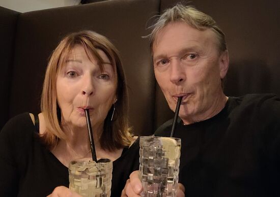 In der gemütlichen Hotelbar ließen Opa Manni und Oma Evi den Tag ausklingen