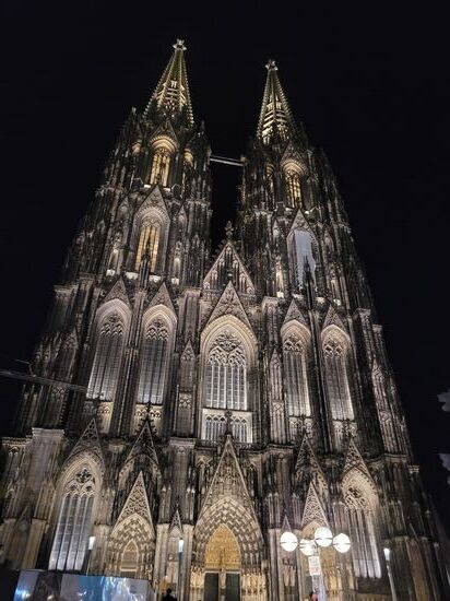 Das war dann ein Pflichttermin für uns - der beleuchtete Dom. Die wunderschöne neue Außenbeleuchtung hat unser Philipp (Licht Kunst Licht AG) 5 Jahre lang geplant und wurde zum ersten Mal am Ostersonntag 2025 eingeschaltet. Dieses gelungene Design wurde International mehrmals ausgezeichnet und gewann von weltweit 200 Einreichungen unter anderen auch den IALD Award 2026.