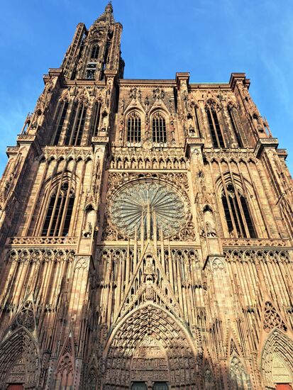 Das Strasbourger Münster (Cathedrale Notre-Dame de Strasbourg) ist ein römisch-katholischer Sakralbau und gehört zu den bedeutesten europäischen Kirchengebäude der europäischen Architekturgeschichte.