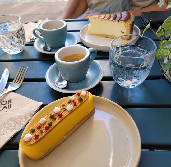 Käsesahne für ihn und Zitronenschnitte mit Estragon für sie