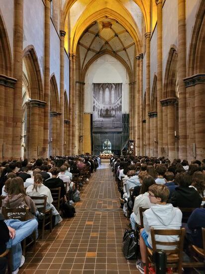 Psst! Gottesdienst mit Altarattrappe und Stimme des Priesters aus der Box.