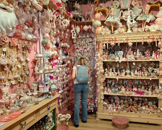 Nein, sie kauft keinen Christbaumschmuck! Erstens hat sie genügend Zuhause und zweitens hat sie heuer keinen Christbaum! Und drittens die schönsten Teile kosten bis zu EUR 50,-- und teilweise noch mehr!