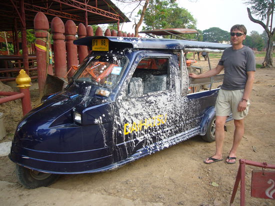 unser mit Glückwünschen überhäufter Tuk-Tuk