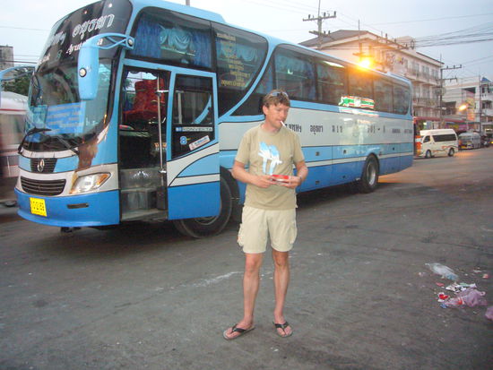 Die nette Chefin vom Baan Lotus Guesthouse hat uns zur Busstation gebracht.