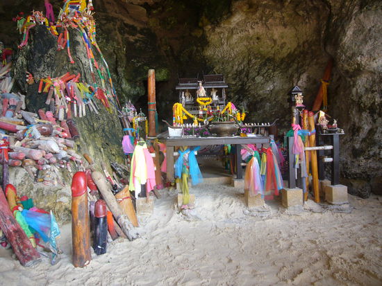 Grotte der Prinzessin (Pra Nang Beach) - man betrachte die Opfergaben (links im Bild), die zu einem rießigen Hügel aufgetürmt waren