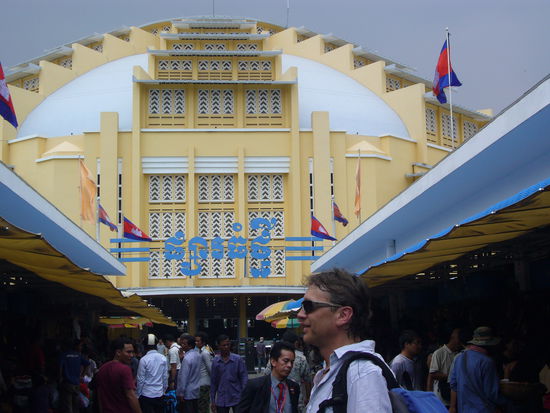 Manni hat hier im Psar Thmei etwas für Simon gekauft