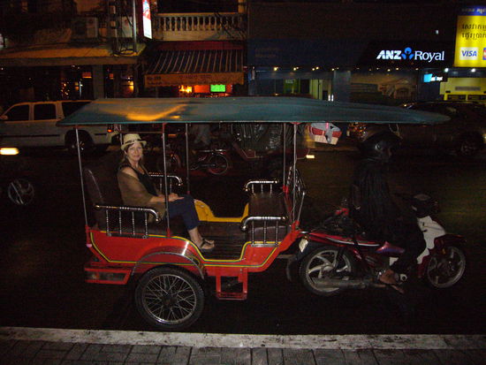 Madam fährt mit dem TukTuk zum Abendessen