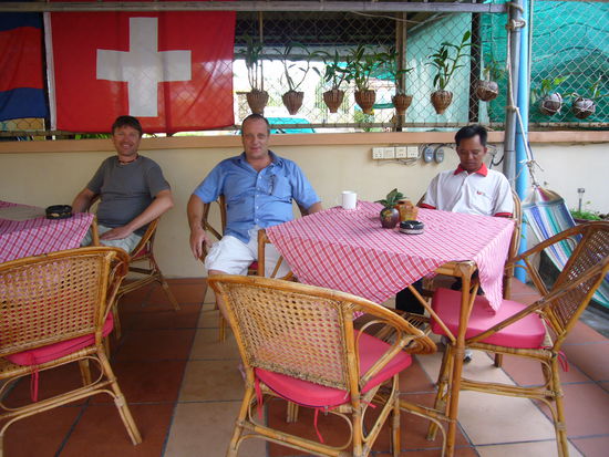 Abschied von Kambodscha: Manni, Peter, der Aussteiger (Guesthouse Swiss-Garden - absolut empfehlenswert) und unser TukTuk-Fahrer