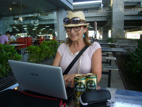 am Flughafen Bangkok - schnell noch den letzten Bericht fertigstellen
Anmerkung für unsere Lieben Zuhause: heuer gibts keine Ansichtskarten