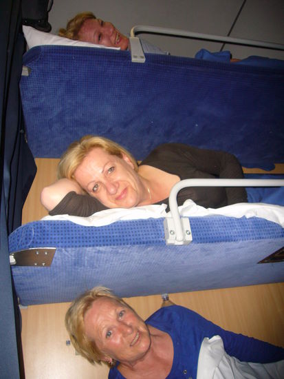 Gute Nacht, Berni, 
gute Nacht, Moni,
gute Nacht, Gitti.