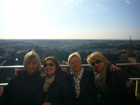 natürlich waren manche von uns auch im Petersdom und auf der Kuppel - trotz langer Warteschlange !!!! und haben auch den Francesco I getroffen -