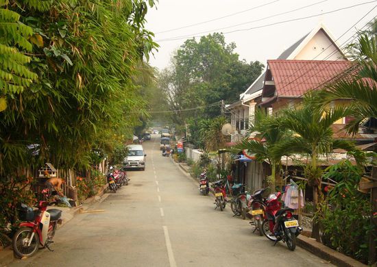meine Wohnstraße - das weiße Gebäude rechts ist das GH Singharat