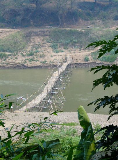 eine der zwei Brücken in Luang Prabang über den Fluss Nam-Khan, bevor er in den Mekong mündet
(Anmerkung: in ganz Laos gibt es nur vier Brücken über den Mekong)