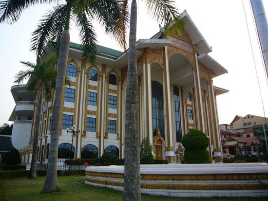 die Kulturhalle wurde 1999 von der Volkrepublik China gespendet