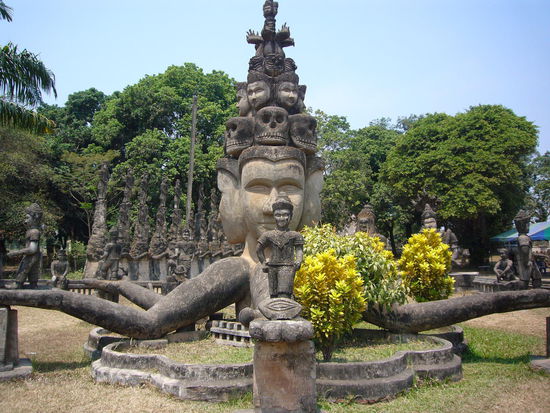 ein laotischer Künstler hat 1958 diesen fantasievollen Skulpturengarten geschaffen