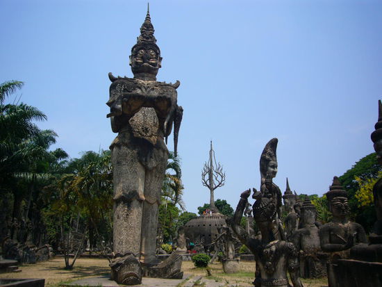 im Hintergrund der Riesenkürbis