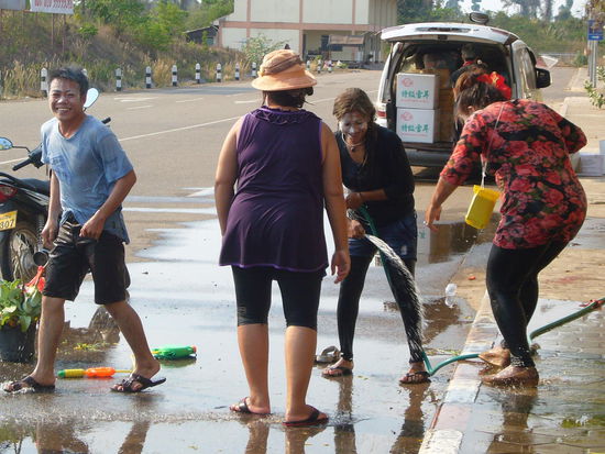 Songkran bei der Ausreise von Laos