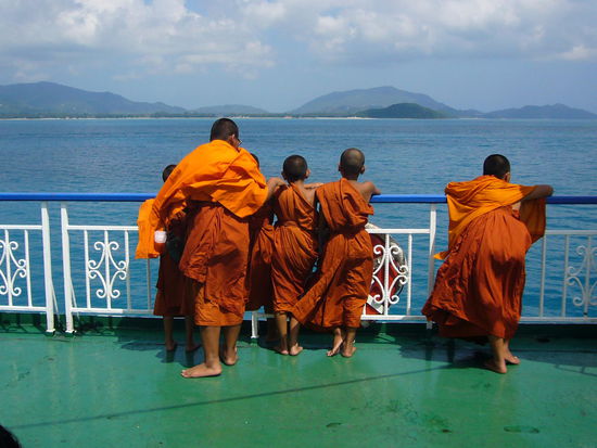 viele kleine Mönche waren an Bord - sie verabschieden sich auch von Koh Samui mit einem letzen Blick