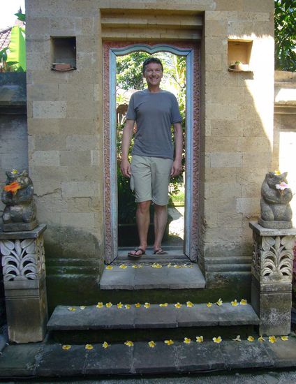 das Tor zur SPA-Welt
wir haben das Honymoon-Package gebucht: zuerst eine Stunde Massage, danach Ganzkörper-Peeling mit Kaffee für Manni und mit Honig für Evi und danach ein gemeinsames Cremebad mit lauter Blütenblätter in der herzförmigen Wanne