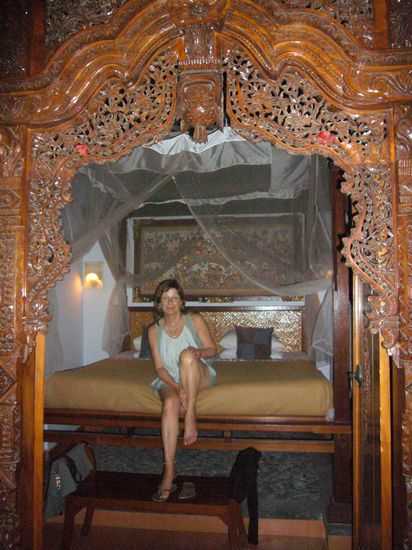 das Himmelbett in balinesischem Stil mit Aufstiegshilfe