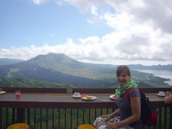 ein zweites Frühstück auf 1470 Meter in Kintamani am Kraterrad vom Gunung Batur
(der letzte Vulkanausbruch fand 2000 statt)