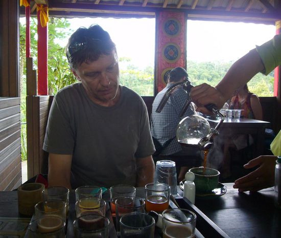 Manni probiert einen speziellen Kaffee "Kopi Luwak", die Tasse um € 5,--